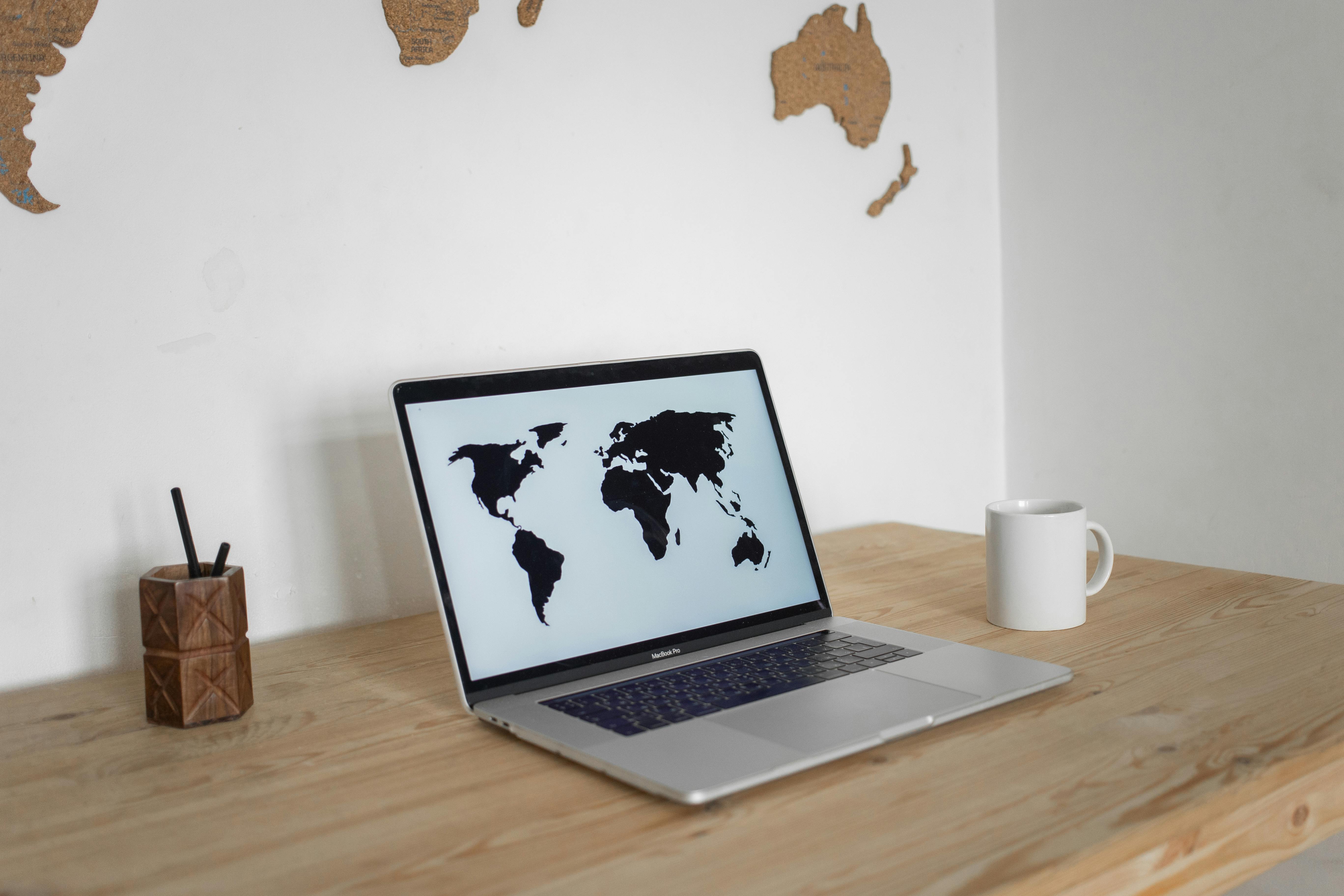 Espacio de trabajo con laptop y mapa mundial